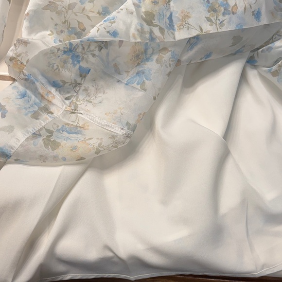 Lulu's Blue and White Floral Blouse - Picture 4 of 5